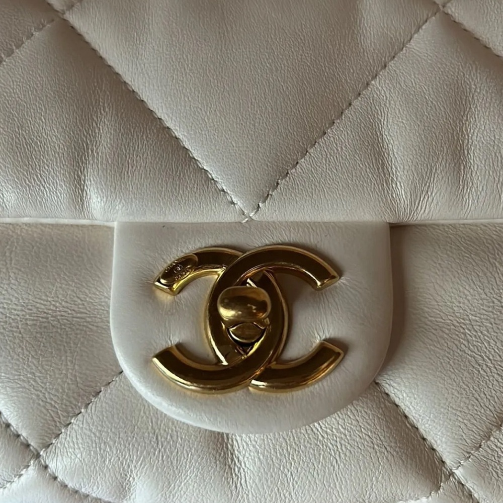 CHANEL WHITE 2 WAY BAG. FULL INCLUSION. - Picture 2 of 9